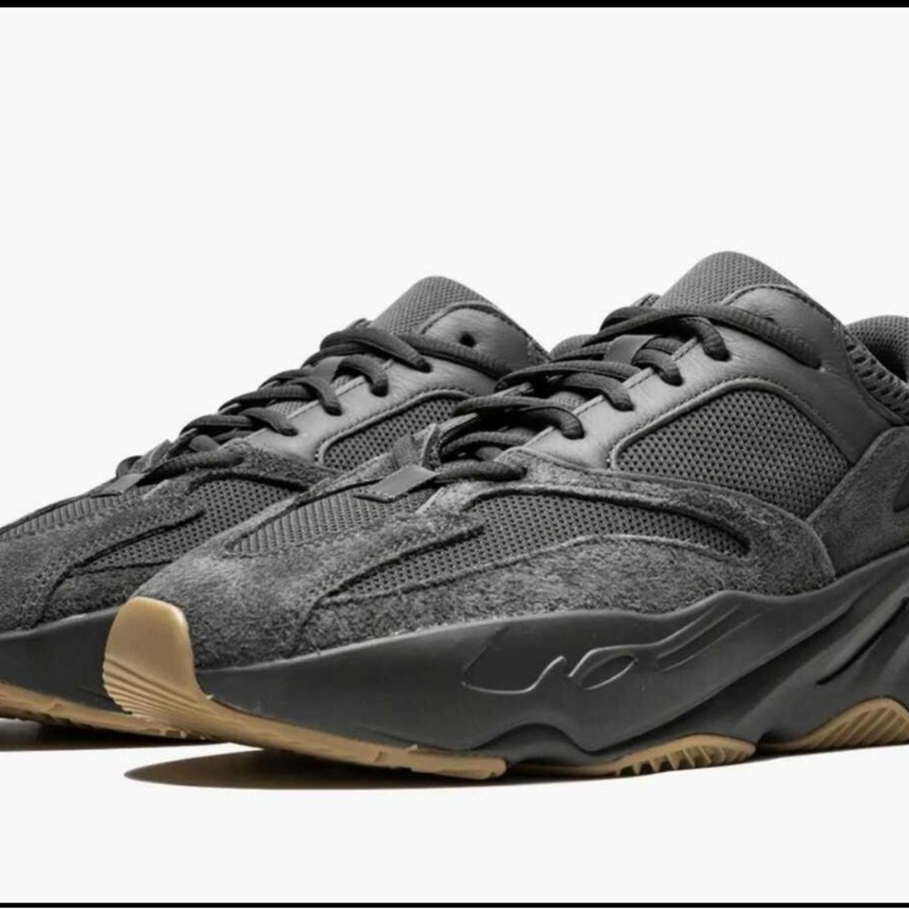 The adidas Yeezy Boost 700 “Utility Black” 

Size 

US 7
UK 61/2
FR 40
